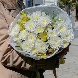 Букет с хризантемами и альстромериями