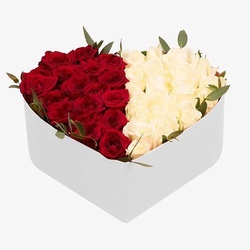 35 белых и розовых роз в коробке сердце