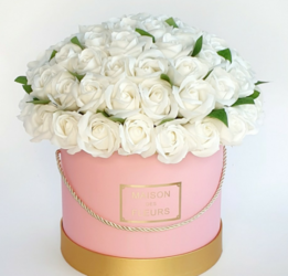 Белые розы в розовом флобоксе XL