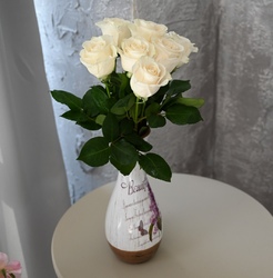 7 белых роз 60 см (без вазы)