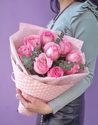 9 розовых роз 50 см. с эвкалиптом