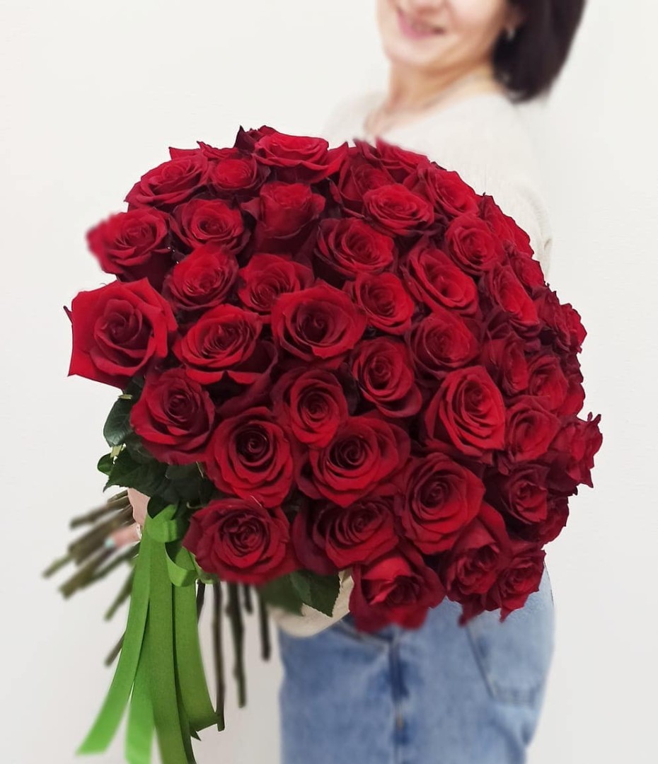 25 красных роз 60 см